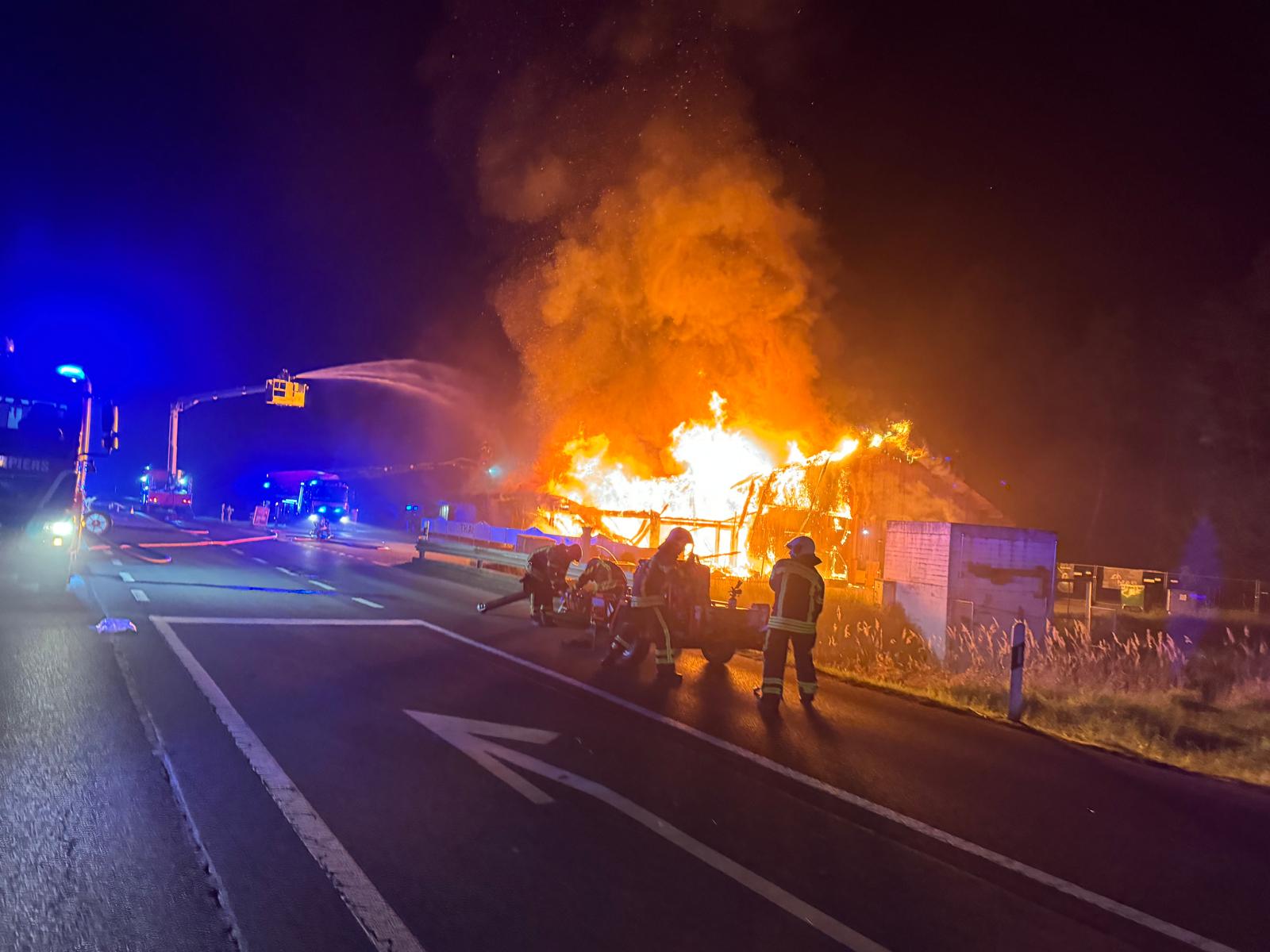 Vionnaz: une halle en bois est la proie des flammes - la route cantonale est fermée